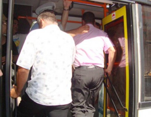 Accidentată de autobuz, pe bulevardul Lăpuşneanu